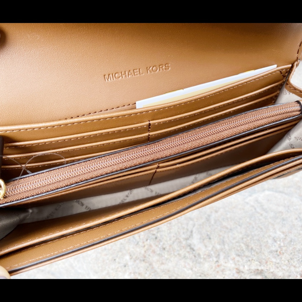 Sale🥰🥰Michael kors tote and wallet Bundle - Picture 6 of 8